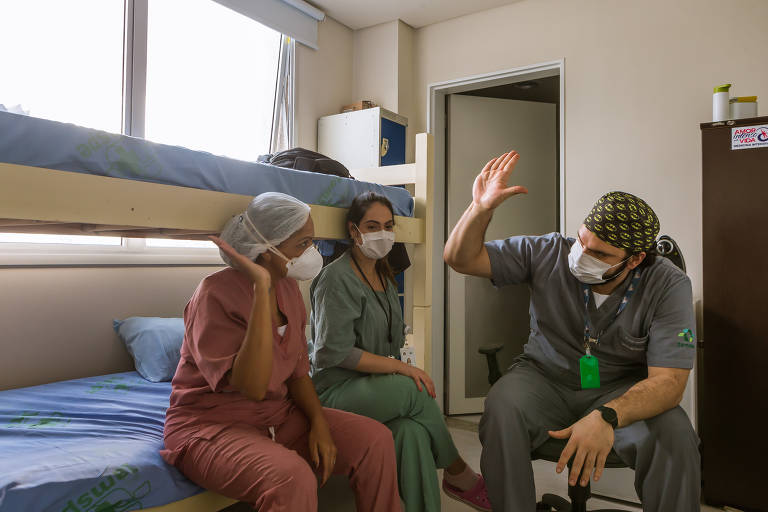 A enfermeira Marli Rodrigues e os médicos intensivistas Caio Jaoude e Rebeca Klarosk no local de descanso do Iamspe (Instituto de Assistência Médica ao Servidor Público Estadual de São Paulo)