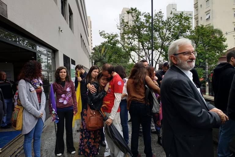 O deputado federal Ivan Valente (PSOL) e Isa Penna (PSOL) aguardam, com militantes, a chegada do candidato à presidência Guilherme Boulos (PSOL), em 2018, em seu local de votação, na zona oeste de São Paulo