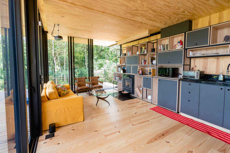 Interior da casa para locação Altar Prainha, feita de madeira engenheirada pela Cubicset Construções Modulares; material é resistente e tem proteção contra fogo