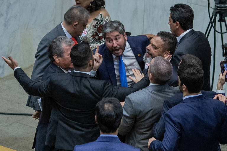 Fernando Cury levanta o dedo em confusão com outros deputados durante votação na Assembleia de SP