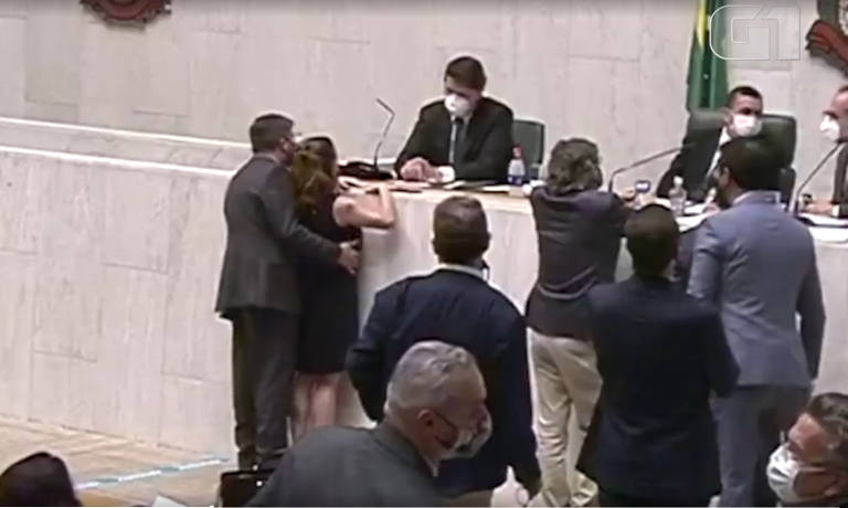 Vídeo mostra deputado Fernando Cury passando a mão no seio da deputada Isa Penna durante sessão da Alesp.