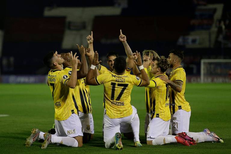 Jogadores do Guaraní, do Paraguai, comemoram gol contra o Tigre, da Argentina, em jogo da Copa Libertadores