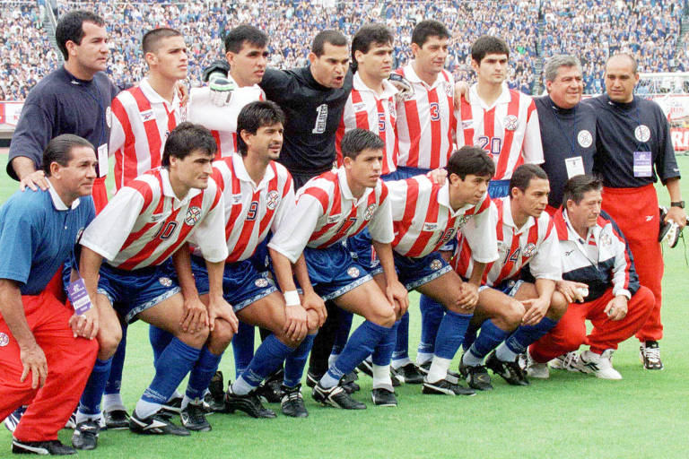 Liderada pelo goleiro Chilavert (de preto), a seleção paraguaia de futebol posa para foto antes de partida pela Copa Kirin em 1998