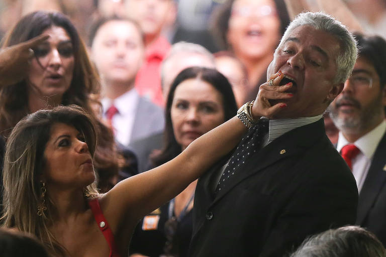 Mulher tenta interromper Major Olímpio quando gritava 'vergonha' na posse do ex-presidente Lula na Casa Civil do governo Dilma