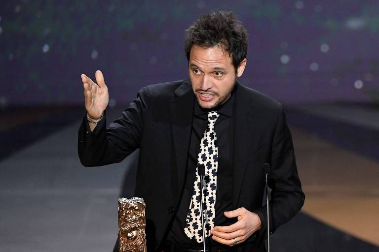 O diretor Filippo Meneghetti discursa após ser premiado por 'Nós Duas' no César