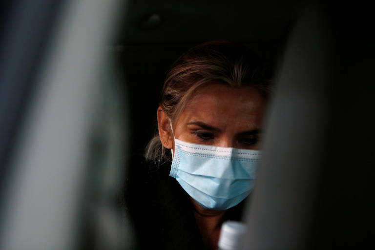 Jeanine Añez é vista dentro de carro da polícia em frente a sede da polícia em La Paz 
