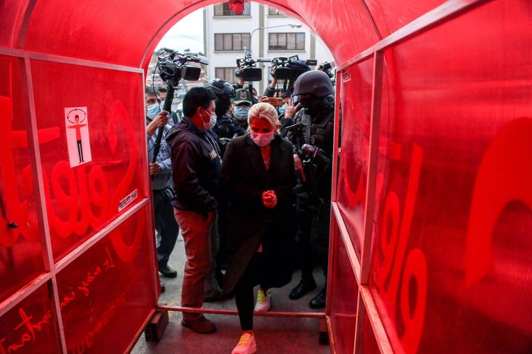 Jeanine Añez é levada para o gabinete da promotoria, que acusa a cúpula de seu governo de ter causado mais de 30 mortes na repressão aos protestos após a saída de Evo Morales do país

