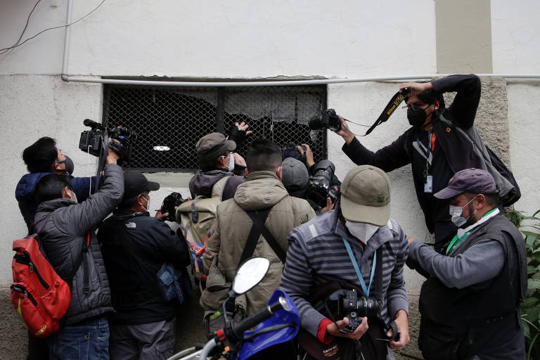 Jornalistas acompanham a prisão de Jeanine Añez em frente em La Paz