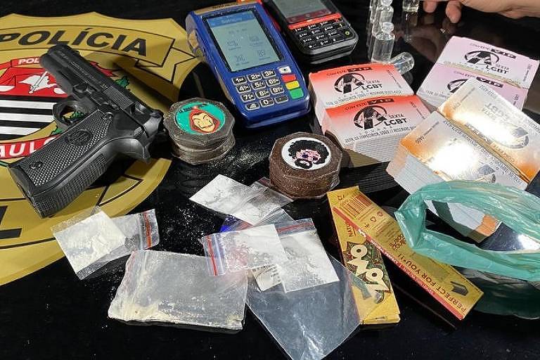 Polícia apreende máquinas de cartões, convites, um simulacro de arma de fogo e drogas em festa clandestina