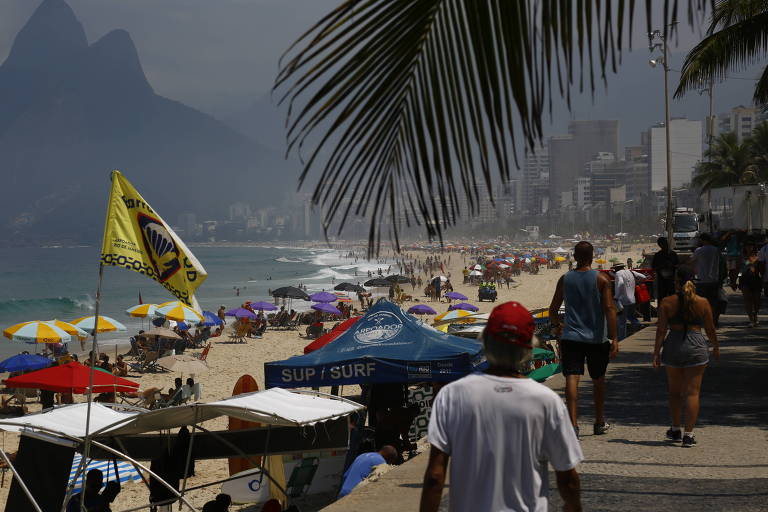Movimento na praia do Apoador, no Rio, neste sábado (13)