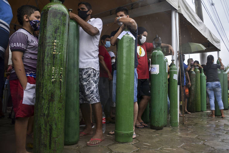 Parentes de doentes com Covid fazem fila para reabastecer cilindros de oxigênio em Manaus, cidade que entou em colapso no começo do ano por causa da segunda onda de contágio
