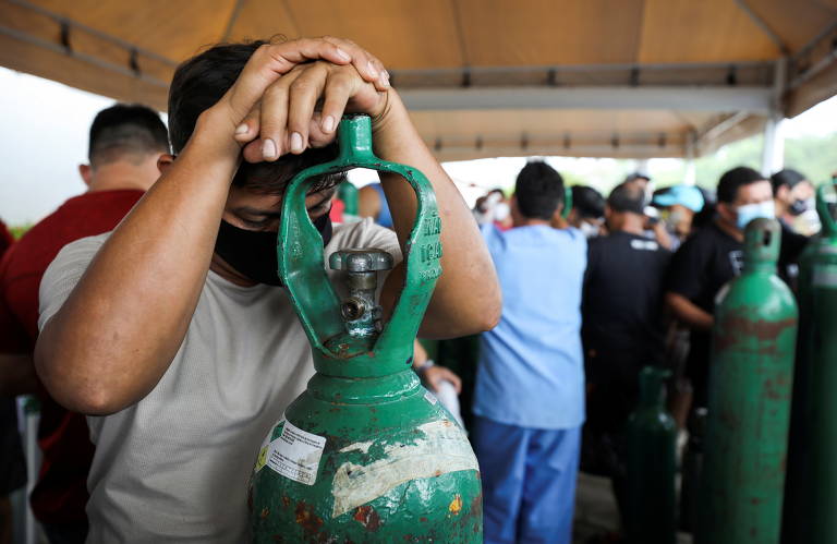 Parentes de doentes com Covid fazem fila para reabastecer cilindros de oxigênio em Manaus, cidade que entou em colapso no começo do ano por causa da segunda onda de contágio