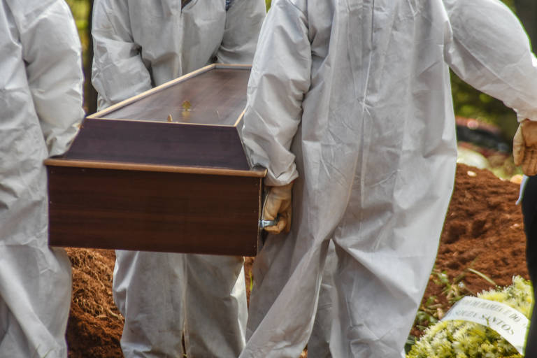 Sepultadores fazem enterro no Cemitério de Vila Formosa, em São Paulo, após crescimento no número de mortes no começo de 2021
