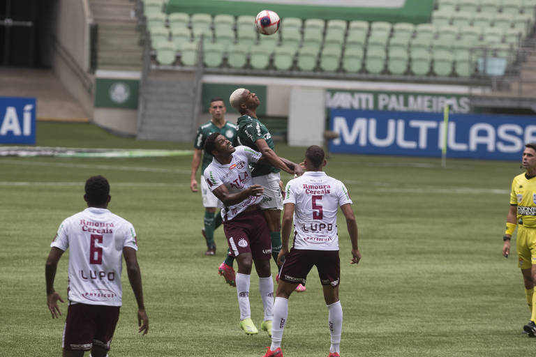 Danilo, do Palmeiras, disputa a bola com jogadores da Ferroviária durante partida válida pelo Campeonato Paulista 
