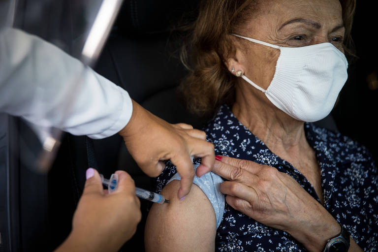 Vacinação de idosos de 70 a 71 anos começa dia 29 de março em São Paulo