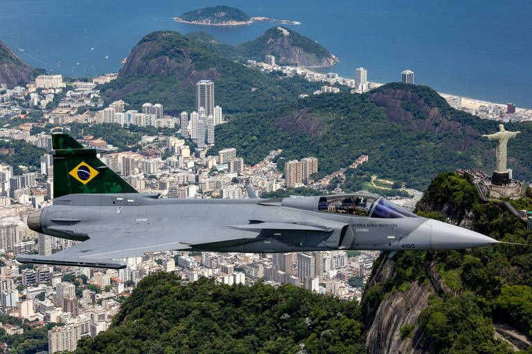O caça Gripen em testes no Brasil