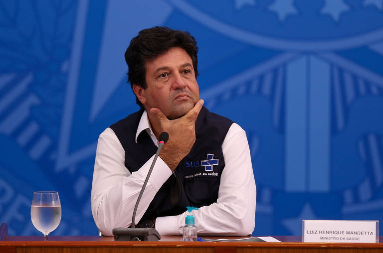 Luiz Henrique Mandetta, que foi demitido em 16 de abril de 2020 pelo presidente Jair Bolsonaro (sem partido); a queda ocorreu após divergências no enfrentamento à pandemia, já que Mandetta defendia medidas de isolamento e falava da gravidade da doença, enquanto Bolsonaro minimizava a situação