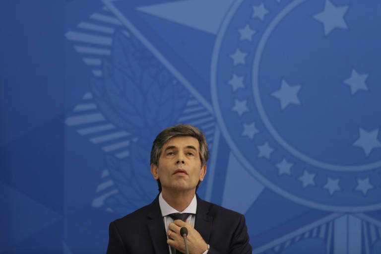 Nelson Teich não chegou a completar um mês como ministro da Saúde; sua queda, em 15 de maio, ocorreu após Bolsonaro pressionar o então ministro à indicação ampla de cloroquina, droga que não se mostrou eficaz contra a Covid, para pacientes com a doença