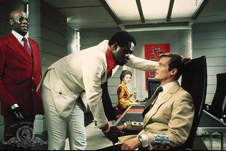 Ator Yaphet Kotto em cena de "Com 007 Viva e Deixe Morrer" (1973)