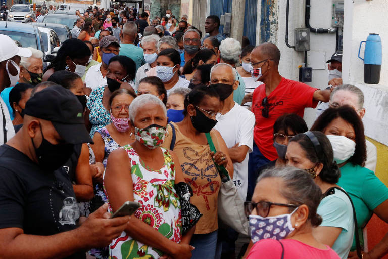 Dezenas de idosos aguardaram horas em fila para tomar vacina em posto de saúde de Belford Roxo, na Baixada Fluminense. A maioria deles está de máscara, mas estão todos bem próximos uns dos outros