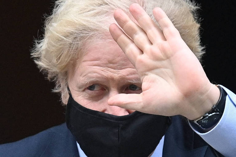 Boris acena, de máscara preta