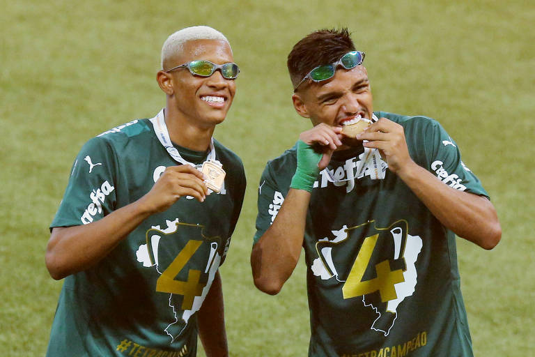Danilo e Gabriel Menino celebram a conquista da Copa do Brasil com o Palmeiras
