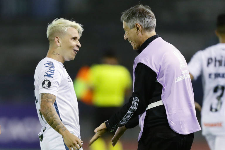 Soteldo comemora com o técnico Ariel Holan gol do Santos contra o Deportivo Lara, pela Libertadores