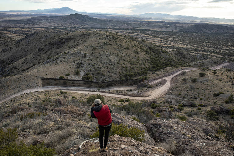 Muro incompleto na fronteira entre EUA e México