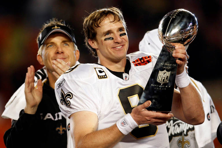 Drew Brees com o troféu do Super Bowl de 2010, conquistado pelo New Orleans Saints
