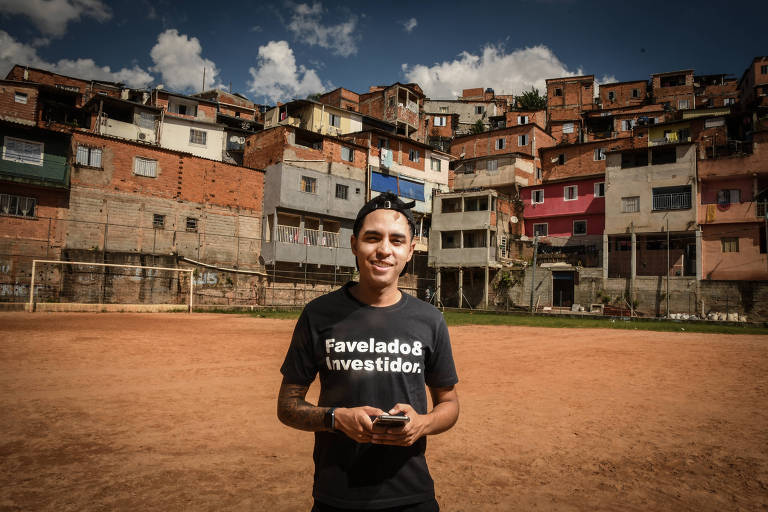 O influenciador digital Murilo Duarte, o Favelado Investidor, na comunidade João XXIII, na zona oeste de São Paulo (SP)