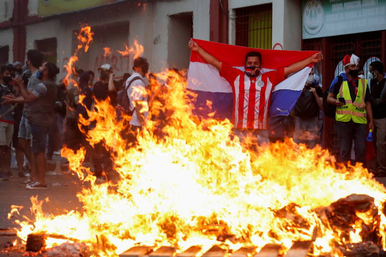 Paraguaios põem fogo em sede de partido após Congresso rejeitar afastamento do presidente