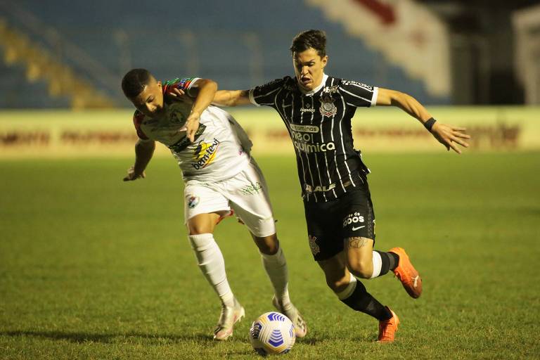 Jogador do Corinthians Mateus Vital (à dir.) corre com a bola é marcado por adversário do Salgueiro