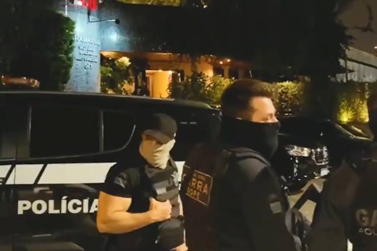 Policiais fiscalizam a casa noturna Bahamas, na zona sul de São Paulo