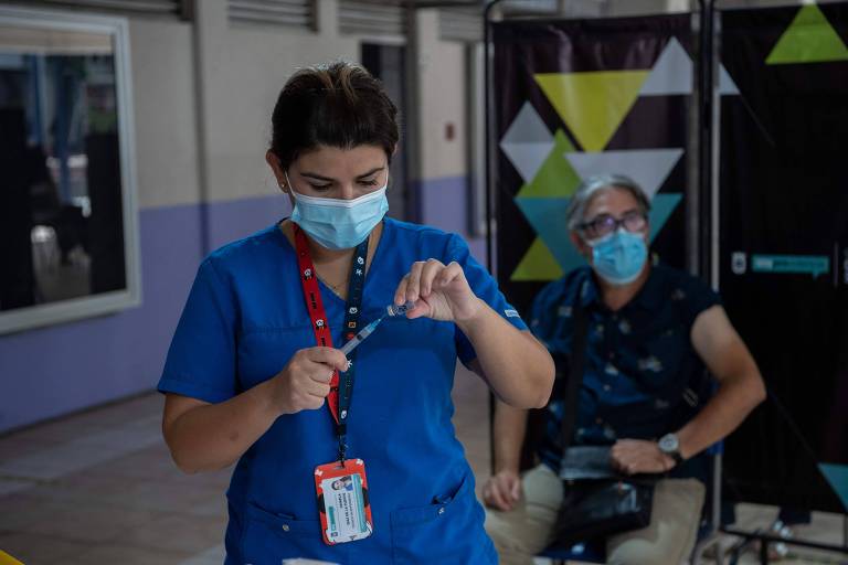 Profissional de saúde prepara dose de vacina contra o coronavírus em centro médico em Santiago