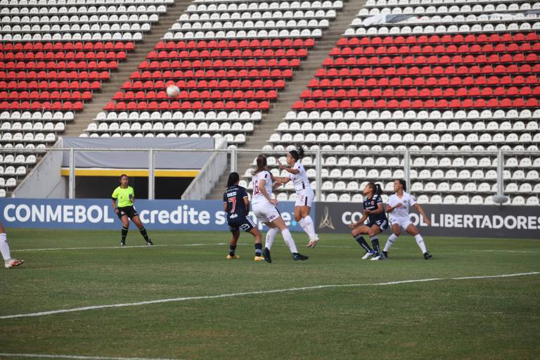 Jogadoras da Ferroviária (de branco), disputam bola com a Universidad de Chile na Libertadores