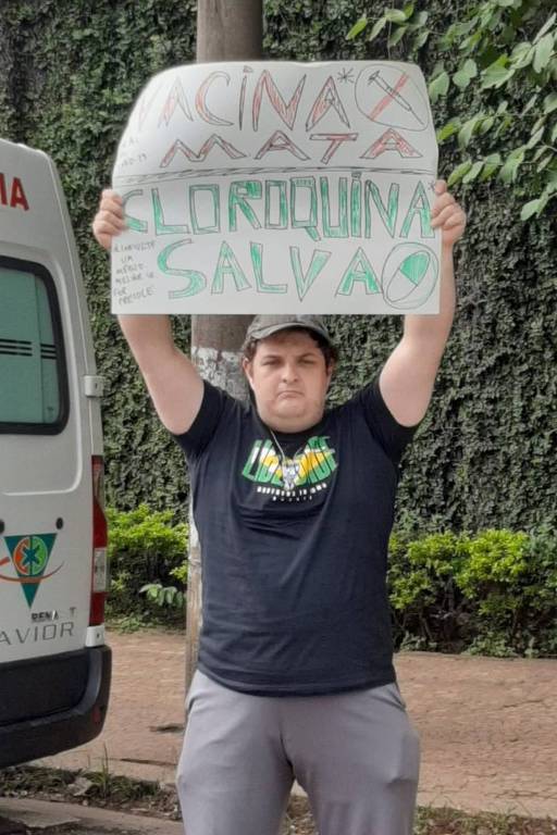 O bolsonarista Paulo Kogos protesta contra a vacina  da Covid-19