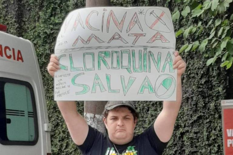 O bolsonarista Paulo Kogos protesta contra a vacina