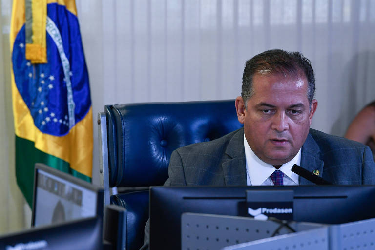 O senador Eduardo Gomes (MDB-TO) durante sessão remota do Congresso 

