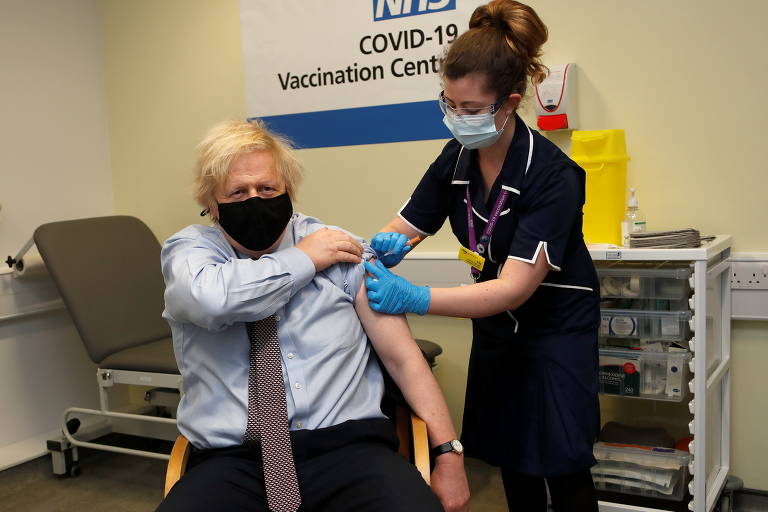 Então primeiro ministro, Boris Johnson recebe uma dose da vacina Oxford/AstraZeneca contra a Covid; depois de negar a seriedade da pandemia, ele chegou a ser internado na UTI