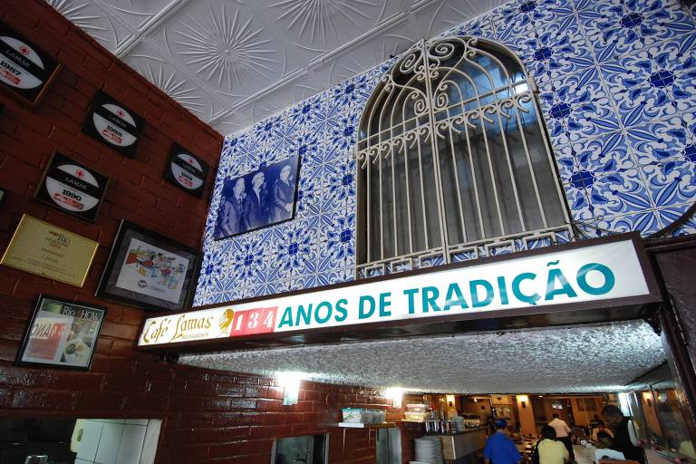 Azulejo e madeira se combinam no Café Lamas, no Flamengo, em foto de 2008