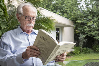 Retrato do jurista Modesto Carvalhosa,89, em sua casa em SP que lancou livro com uma proposta de nova Constituicao para o pais.