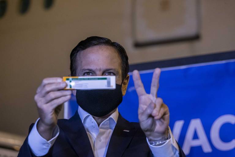 O governador João Doria acompanhando a chegada a São Paulo de mais um lote de insumos da vacina Coronavac, vindo da China. O avião veio de Pequim e pousou no aeroporto de Viracopos, na cidade de Campinas.