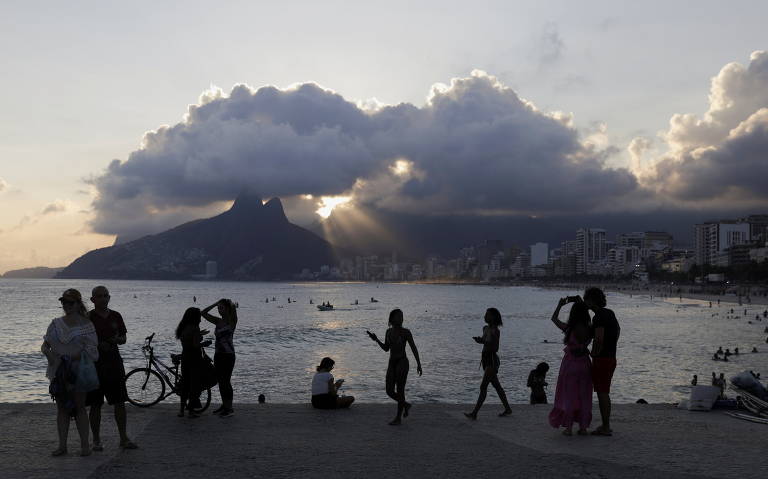 Pessoas no último dia do verão de 2021 na praia do Arpoador, no Rio de Janeiro