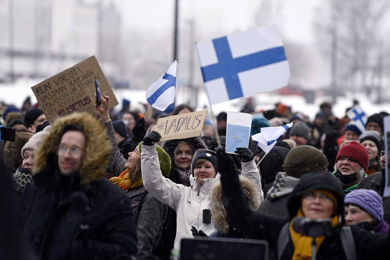 Manifestantes protestam contra restrições impostas pelo governo em Helsinque, na Finlândia