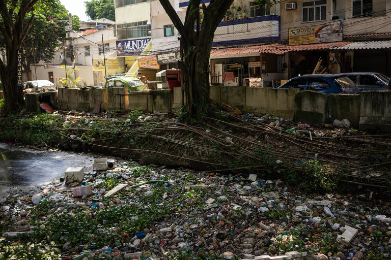 Poluição no Canal das Tachas, no bairro Recreio dos Bandeirantes, na zona oeste do Rio de Janeiro