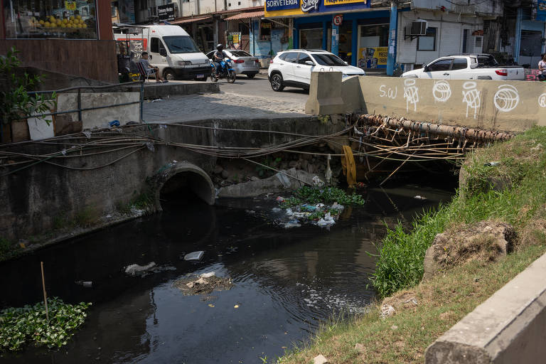 Poluição no Canal das Tachas, no bairro Recreio dos Bandeirantes, na zona oeste do Rio. Ligação clandestina de água e esgoto fica a poucos metros da estação elevatória da Cedae