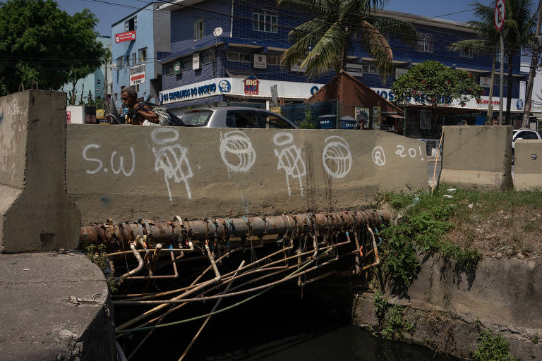 Poluição no Canal das Tachas, no bairro Recreio dos Bandeirantes, na zona oeste do Rio. Ligação clandestina de água e esgoto fica a poucos metros da estação elevatória da Cedae