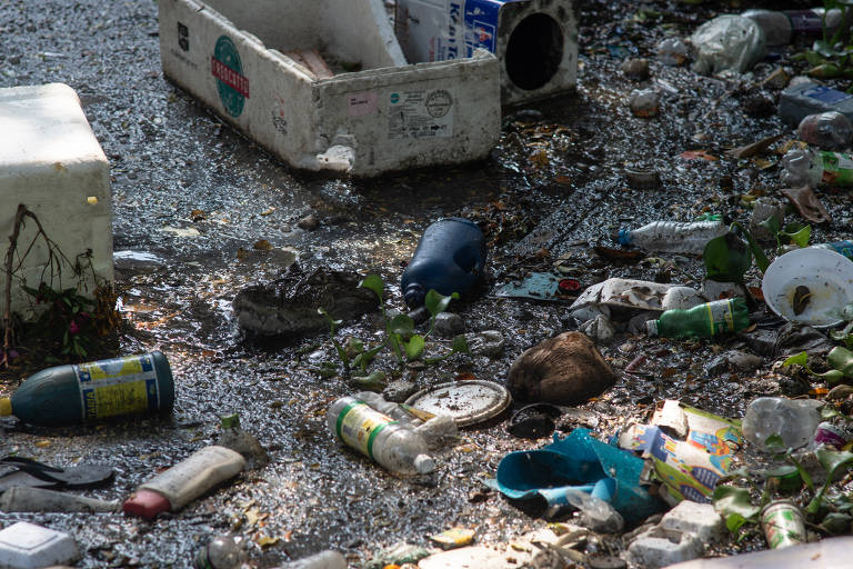 Poluição no Canal das Tachas, no bairro Recreio dos Bandeirantes, na zona oeste do Rio de Janeiro