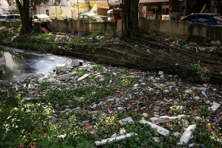 Poluição no Canal das Tachas no bairro Recreio dos Bandeirantes, na zona oeste do Rio de Janeiro