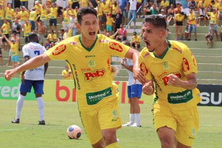 Neto Moura (à dir.) comemora o gol do Mirassol na vitória sobre o Santo André, em março de 2020, na última manhã com público no futebol de São Paulo